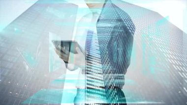 Tablet, gökdelen ve arka planda dijital veri animasyonu olan bir iş adamı. teknoloji, yenilik, profesyonel