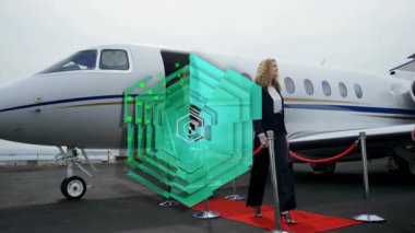 Havaalanındaki kadın ve erkek özel jetten kırmızı halıya iniyor. Lüks, seyahat, şöhret, zenginlik, varış, iniş