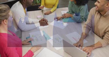 Çeşitli takımlar veri işleme animasyon örtüsüyle masada işbirliği yapıyor. Takım çalışması, işbirliği, çeşitlilik, yenilik, teknoloji, beyin fırtınası