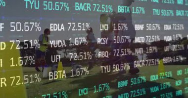 Sahada futbol oynayan insanların borsa veri animasyonu. Finans, ekonomi, takım çalışması, yatırım, dinamik, hareket