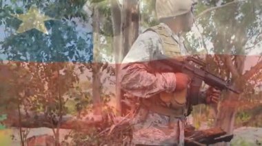 Tüfek, kamuflajlı asker orman düzeninde bayrak renklerinde animasyon. Ordu, ordu, vatanseverlik, savunma, taktik, üniforma