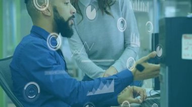 Dijital grafikler ve çizelgeler inceleniyor. Ofiste işbirliği yapan iş adamları. İşbirliği, takım çalışması, veri analizi, toplantı, beyin fırtınası, strateji