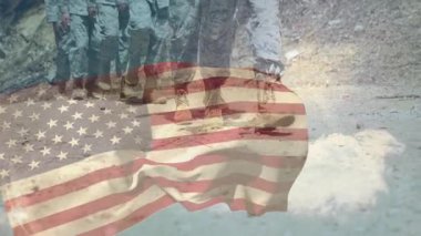 Çölde yürüyen askerlerin üzerinde Amerikan bayrağı sallamak, animasyon sahnesi yaratmak. Ordu, vatanseverlik, ulusal, askerler, savunma, ordu