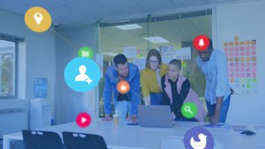 Sosyal medya simgeleri animasyon örtüsüyle ofis masasında işbirliği yapan çeşitli takımlar. İşbirliği, takım çalışması, işyeri, dijital, beyin fırtınası, teknoloji