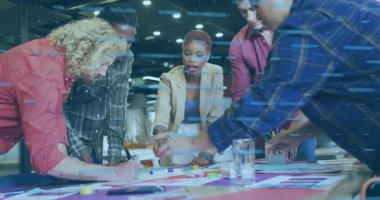 Çeşitli takımlar veri işleme animasyon örtüsüyle proje üzerinde çalışıyor. Takım çalışması, işbirliği, yenilik, teknoloji, dijital, analitik