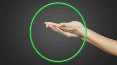 Işıldayan beyin hologramını tutuyorum. El, yeşil çemberin içinde, arka planda. Teknoloji, yenilik, yapay zeka, dijital, fütüristik, bilim