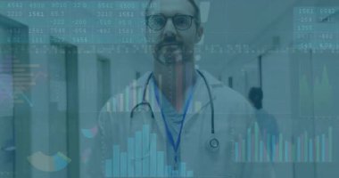 Hastane koridorunda, doktor verileri animasyon örtüsüyle analiz ediyor. Tıbbi, sağlık, teknoloji, yenilik, tanı, analiz