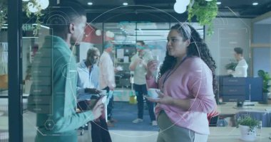 Modern ofiste tartışan, dijital parmak izi olan çeşitli meslektaşlar animasyonu örtüyor. Takım çalışması, işbirliği, yenilik, teknoloji, çeşitlilik, şirket