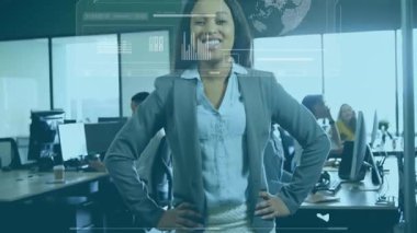 Güvenle gülümseyen işkadını dijital veri animasyonu ile ofisteki. teknoloji, yenilik, güven, başarı, profesyonel, kurumsal