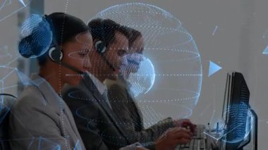 Dijital dünya animasyon kaplamalı bilgisayarlar üzerinde çalışan müşteri hizmetleri ekibi. Teknoloji, destek, takım çalışması, küresel, iletişim, yardım