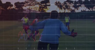 Futbol sahasında antrenman yapan, finans grafiklerinin animasyonuyla genç oyuncular. Spor, takım çalışması, büyüme, başarı, yatırım, strateji