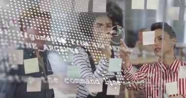 Yapışkan notlarla beyin fırtınası ve dijital veri örtüşmesi, çeşitli takımlar işbirliği. İşbirliği, takım çalışması, yaratıcılık, yenilik, planlama, strateji