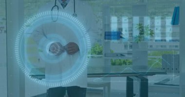 Modern ofiste, beyaz önlüklü doktor dijital tıbbi animasyon arayüzü kullanıyor. Sağlık, teknoloji, yenilik, tıp, fütüristik, profesyonel