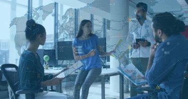 Küresel veri ağı animasyon örtüsüyle iş birliği yapan iş ekibi. Takım çalışması, işbirliği, beyin fırtınası, yenilik, ağ oluşturma, teknoloji