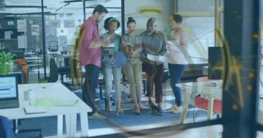 Dijital güvenlik kilidi animasyon örtüsüyle çeşitli ekipler ofiste işbirliği yapıyor. Takım çalışması, işbirliği, siber güvenlik, teknoloji, koruma, yenilik