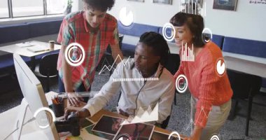 Masada işbirliği yapıyor, çeşitli takımlar veri görselleştirme grafikleriyle animasyon kullanıyor. Takım çalışması, işbirliği, teknoloji, yenilik, beyin fırtınası, ofis