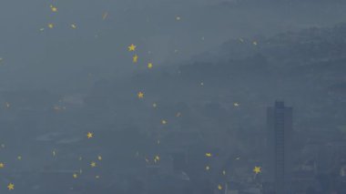 Arka planda tepeler olan sisli şehir manzarası üzerinde sarı yıldızlar canlanıyor. Gece, ufuk çizgisi, sis, şehir, parıltı, rüya gibi