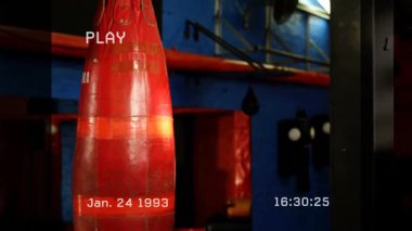 Zaman damgalı retro spor aletlerinin animasyonu, 24 Ocak 1993. Vintage, fitness, egzersiz, nostalji, throwback, egzersiz