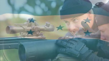 Tüfekler, arka planda Honduras bayrağı olan iki kişi. Vatanseverlik, ateşli silahlar, ordu, eğitim, ulusal bayrak, savunma