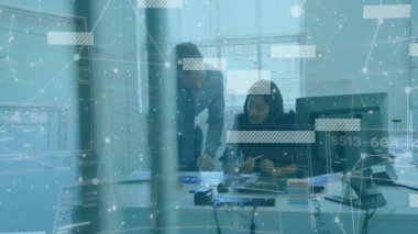 Ofiste, dijital veri işleme sistemi ile masa başında çalışan iş adamları. teknoloji, takım çalışması, işbirliği, veri analizi, yenilik, kurumsal