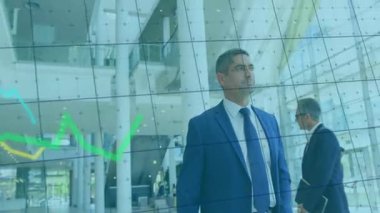 Finansal grafik animasyonunu gözlemliyorum, modern ofis binasında takım elbiseli bir işadamı. Finans, analiz, şirket, teknoloji, ekonomi, ticaret