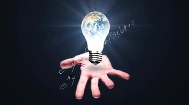 Dünya ile parlayan bir ampul ve matematiksel denklemlerin animasyonu. Yenilik, bilim, enerji, sürdürülebilirlik, küresel, teknoloji