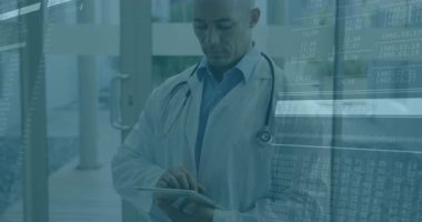 Veri şifreleme animasyon kaplamalı tablet kullanılıyor, doktor ofisinde çalışıyor. Teknoloji, siber güvenlik, tıbbi, sağlık, dijital, yenilik