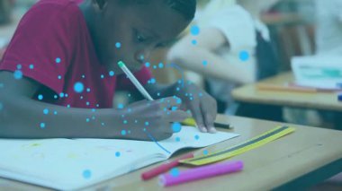 Dijital güvenlik kilidi animasyonu içeren not defterine yazan çocuk. Siber güvenlik, teknoloji, yenilik, koruma, şifreleme, eğitim