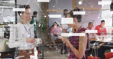 Bağlantılar ağı ve kahve içen insanlar üzerine veri işleme animasyonu. Teknoloji, ağ, iletişim, dijital, sosyalleşme, etkileşim