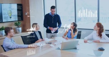 Strateji tartışması, iş ekibi toplantıda verileri animasyon örtüsüyle analiz ediyor. Takım çalışması, işbirliği, yenilik, veri analizi, beyin fırtınası, şirket