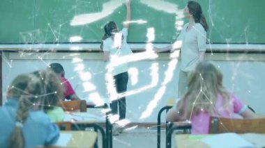 Öğretmen ve öğrenciler dijital ağ animasyonu ile sınıfta. Eğitim, teknoloji, yenilik, ağ, bağlantı, öğrenme