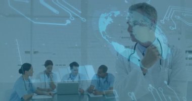 Dijital dünya haritası ve grafiklerle animasyonu tartışan tıp uzmanları. Sağlık, teknoloji, küresel, veri, yenilik, takım çalışması