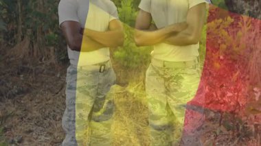 Animasyonda, askeri üniformalı iki adam güvenle dışarıda dikiliyordu. Güven, takım çalışması, otorite, savunma, disiplin