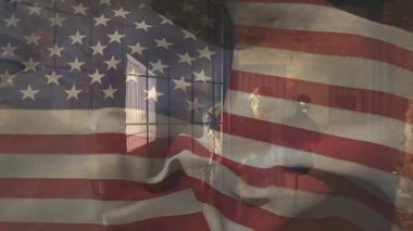 Üzerinde Amerikan bayrağı olan üniformalı asker vatanseverliği ve hizmeti simgeliyor. Ordu, cesaret, onur, kahraman, savunma, milliyet