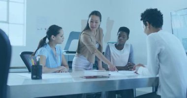 Ofiste işbirliği, dijital veri arayüzü animasyonunu analiz eden iş ekibi. Takım çalışması, şirket, teknoloji, beyin fırtınası, toplantı, işbirliği