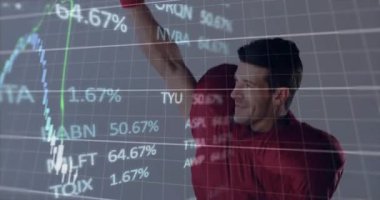 Finansal piyasa grafik animasyonu üzerinde miğfer tutan futbolcu. Finans, yatırım, spor, atlet, ekonomi, dijital