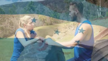 Animasyonda, mavi atletizm giymiş iki kişi büyük lastikler üzerinde konuşuyor. Fitness, egzersiz, eğitim, etkileşim, iletişim, spor salonu