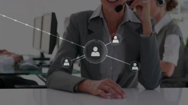 Ofiste çalışan müşteri hizmetleri ekibi ağ bağlantılarıyla ilgileniyor. İş, takım çalışması, teknoloji, iletişim, destek, bilişim