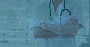 Tıbbi ortamında dijital verilerle gülümseyen bir sağlık uzmanı. Doktor, hemşire, tıp, teknoloji, yenilik, fütüristik