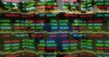 Çim tarlasında futbol oynayan insanların borsa veri animasyonu. Finans, spor, takım çalışması, yatırım, strateji, açık hava