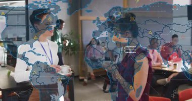 Dijital dünya haritası ve veri örtüsü ile ağ oluşturma, iş dünyasından profesyoneller işbirliği yapıyor. Teknoloji, işbirliği, yenilik, takım çalışması, iletişim, küresel