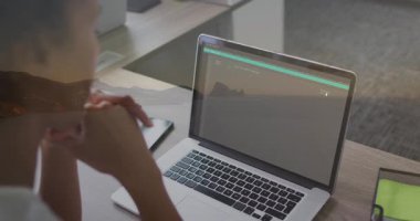 Okulda, dizüstü bilgisayarda kodlama yapan kişi, animasyon ile programlama görevini tasarlıyor. Teknoloji, eğitim, gelişme, beyin fırtınası, yenilik, yazılım
