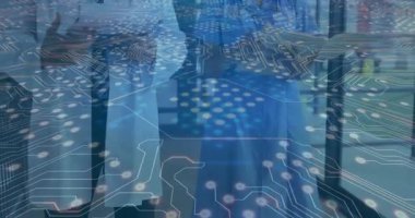 Devre kartı kaplamalı dijital tabletler kullanarak hastanede işbirliği yapan doktorlar. Teknoloji, tıp, takım çalışması, yenilik, sağlık, işbirliği