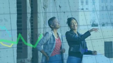 Kentsel geçmişi kapsayan finansal grafiğe işaret eden iki kişi gülümsüyor. İş, finans, teknoloji, veri, analiz, takım çalışması
