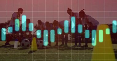 Şebeke arka planında bar grafik animasyonuyla futbol oynayan insanlar. Spor, takım çalışması, analiz, veri, strateji, rekabet