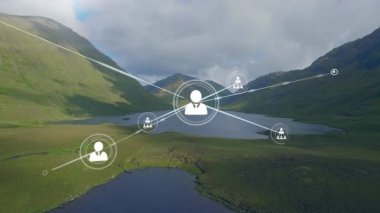Manzaralı dağ manzarası üzerinde bağlantılar ve veri işleme animasyonu ağı. Teknoloji, dijital, bağlantı, panoramik, yenilikçi, fütürist