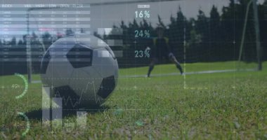 Sahada futbol topu, veri analizi ve dünya haritası animasyon örtüsüyle. Spor, analiz, teknoloji, istatistik, küresel, dijital