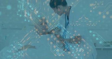 Hastane odasında dijital devre kullanan bir hastaya yardım ve sağlık uzmanı. teknoloji, yenilik, yardım, tıbbi, geleceksel