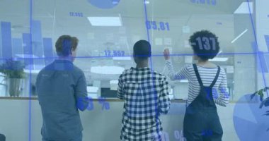 Veri tablolarını analiz etmek, modern ofiste animasyonla işbirliği yapan çeşitli takımlar. Takım çalışması, istatistik, işbirliği, teknoloji, beyin fırtınası, analitik