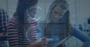 Belgelerin incelenmesi, dijital verileri analiz eden kadınların ofiste animasyon örtüşmesi. Teknoloji, analiz, bilgisayar, iş dünyası, takım çalışması, yenilik